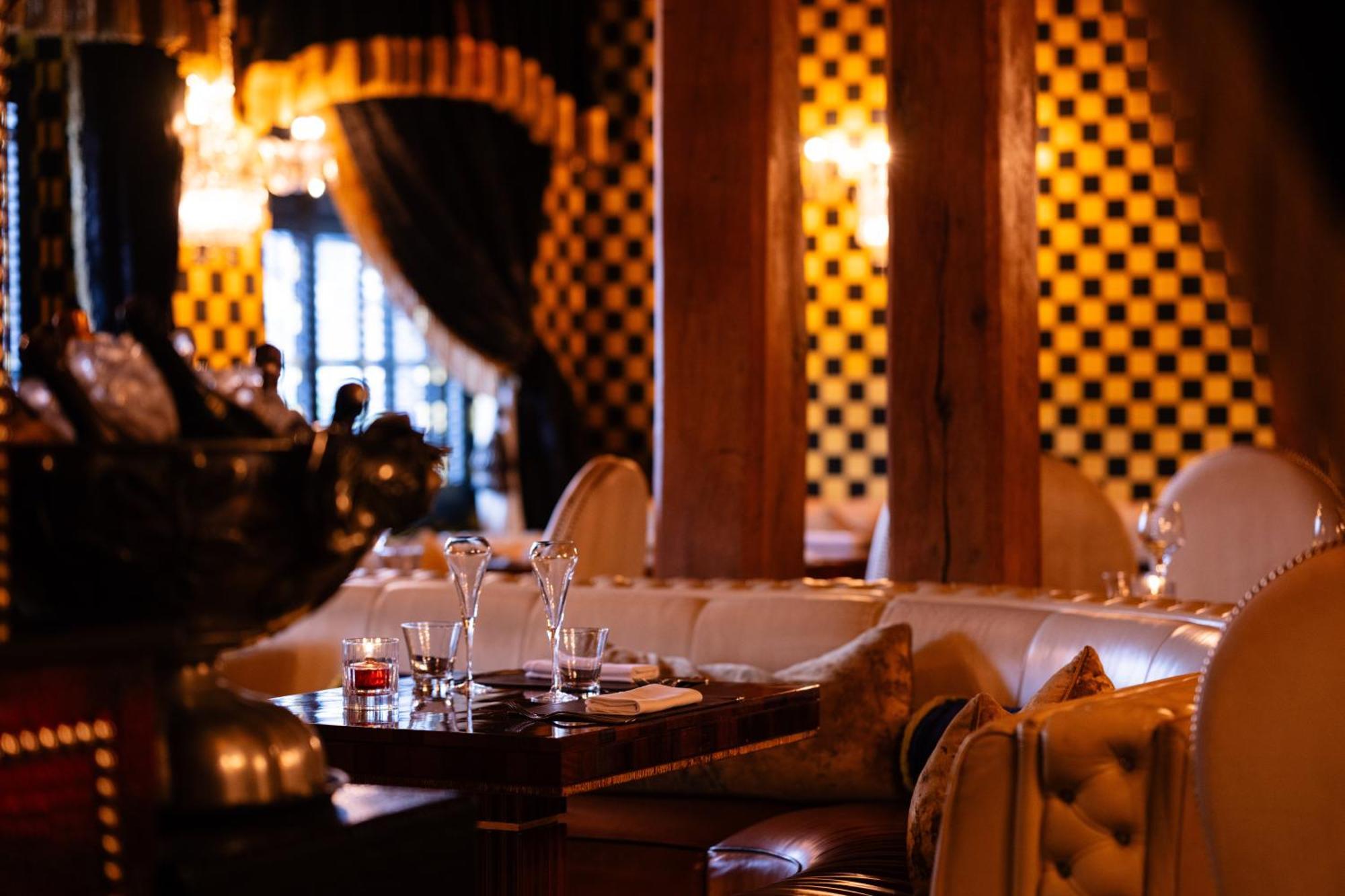 クレイジーベア ホテル ビーコンズフィールド エクステリア 写真 Interior of the restaurant