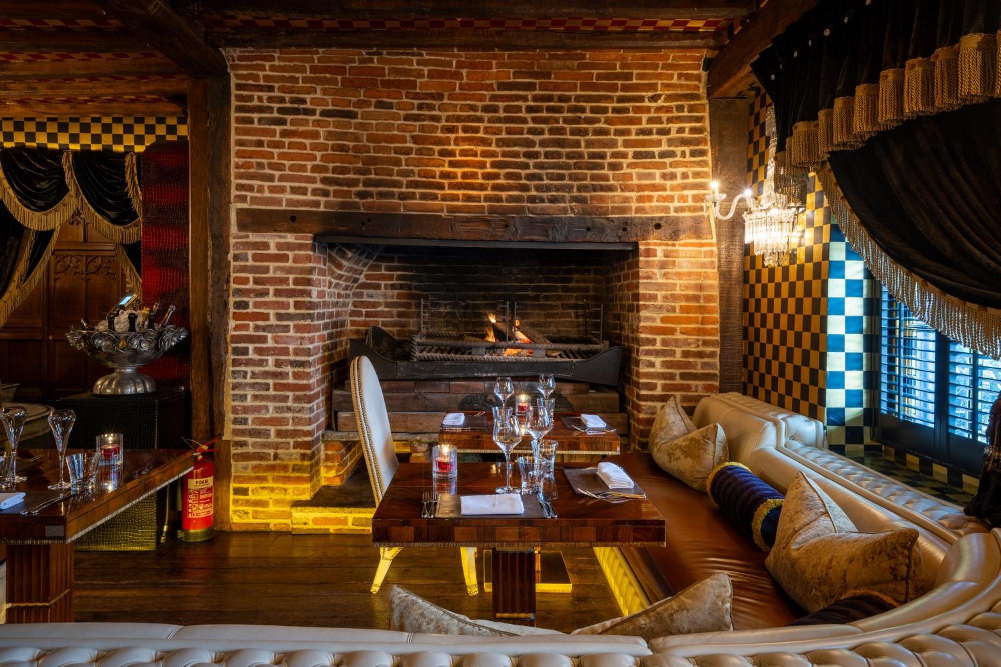 クレイジーベア ホテル ビーコンズフィールド エクステリア 写真 The restaurant's interior