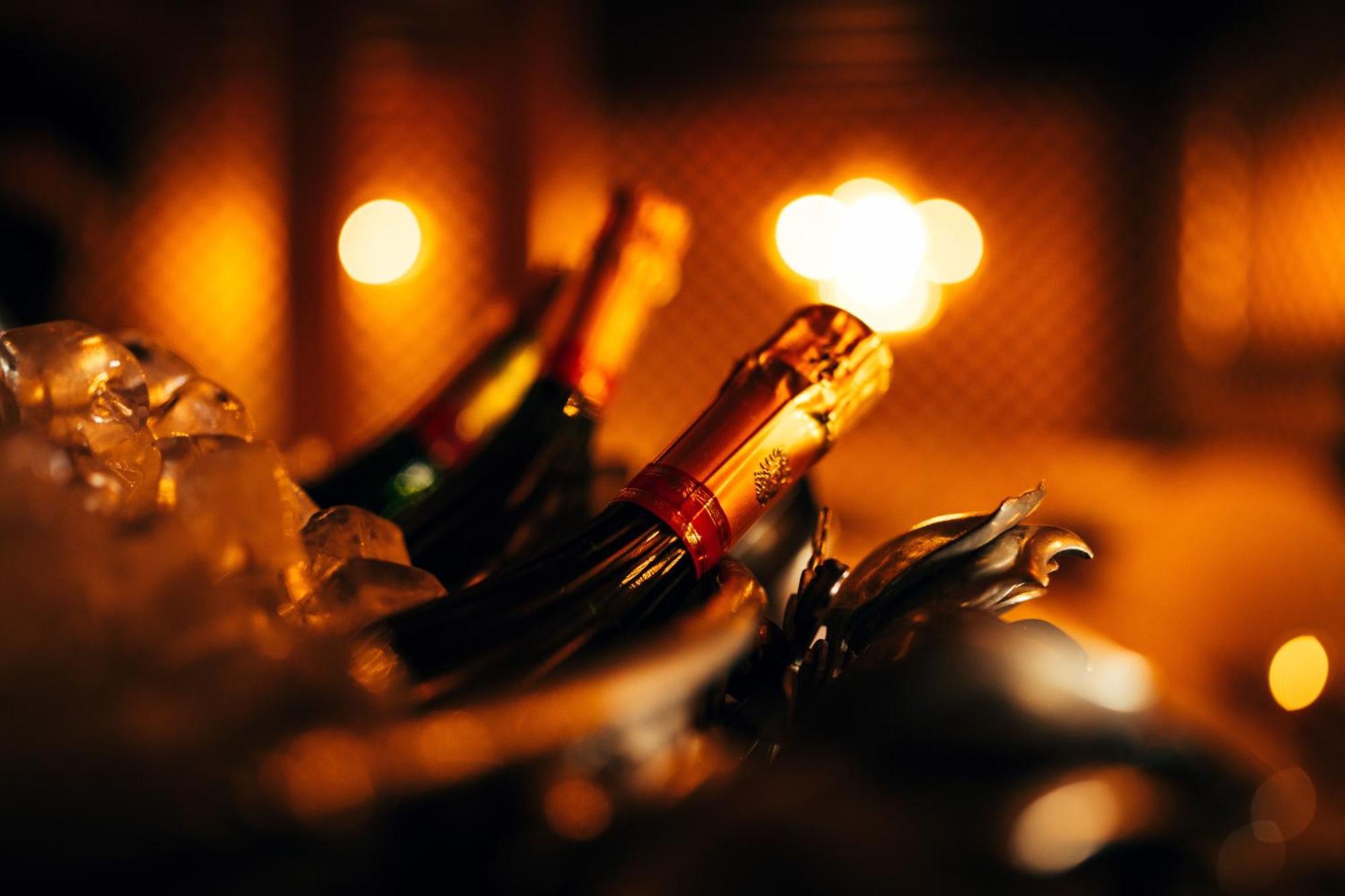 クレイジーベア ホテル ビーコンズフィールド エクステリア 写真 Champagne bottles in a cooler