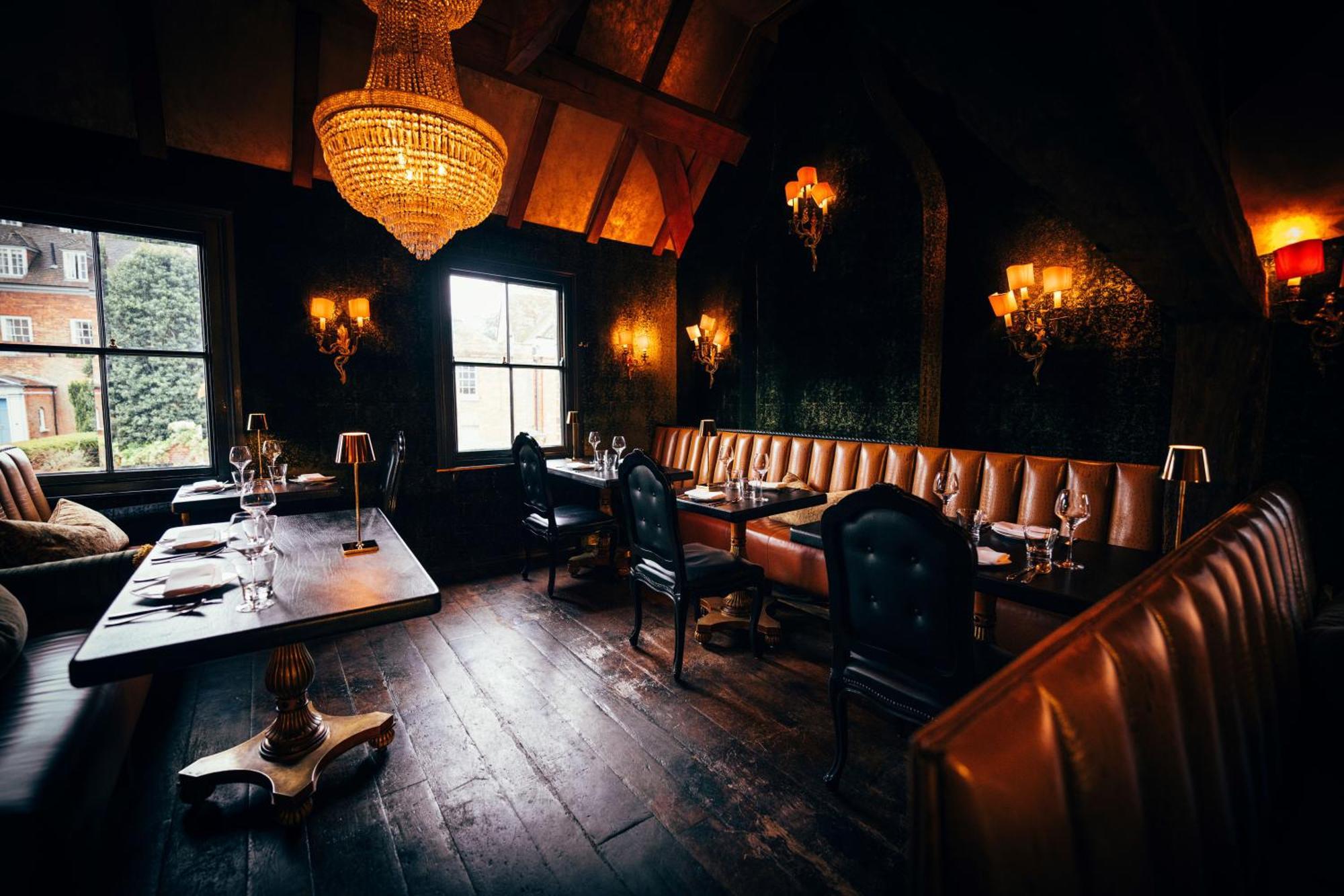 クレイジーベア ホテル ビーコンズフィールド エクステリア 写真 The interior of the restaurant