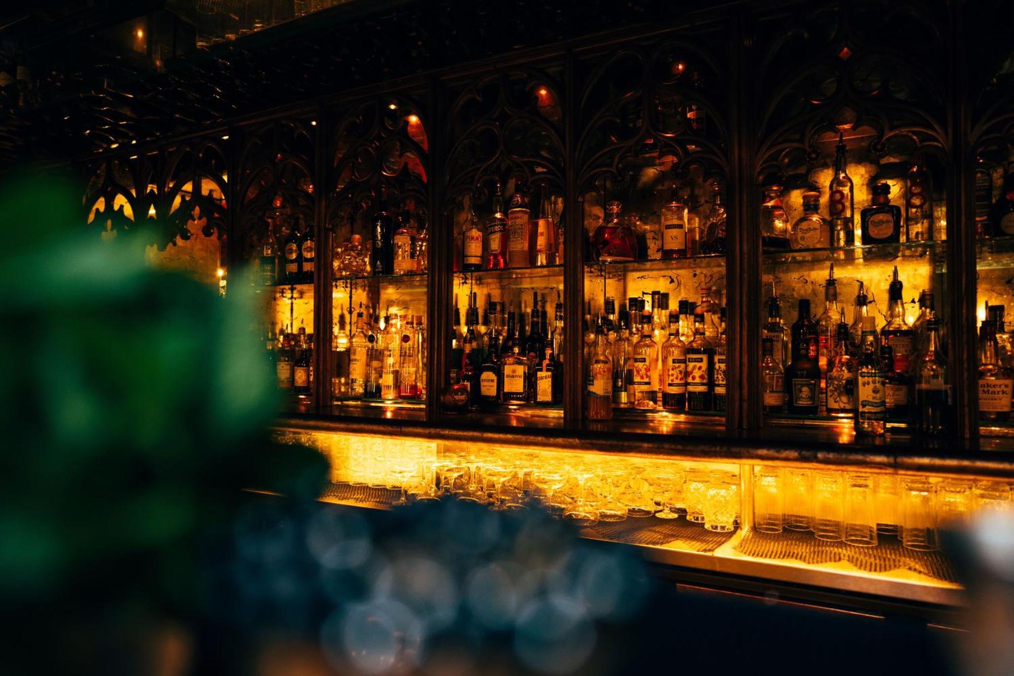 クレイジーベア ホテル ビーコンズフィールド エクステリア 写真 The bar at the 21 Club