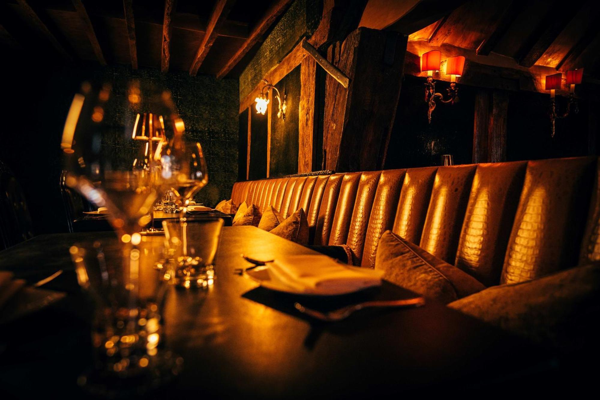 クレイジーベア ホテル ビーコンズフィールド エクステリア 写真 The interior of the restaurant