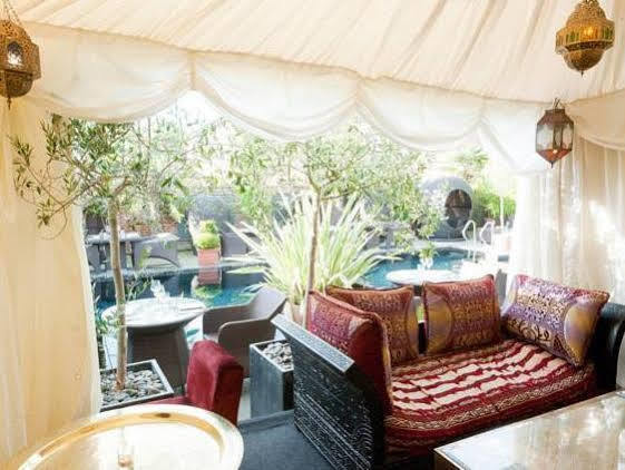 クレイジーベア ホテル ビーコンズフィールド エクステリア 写真 The interior of the restaurant