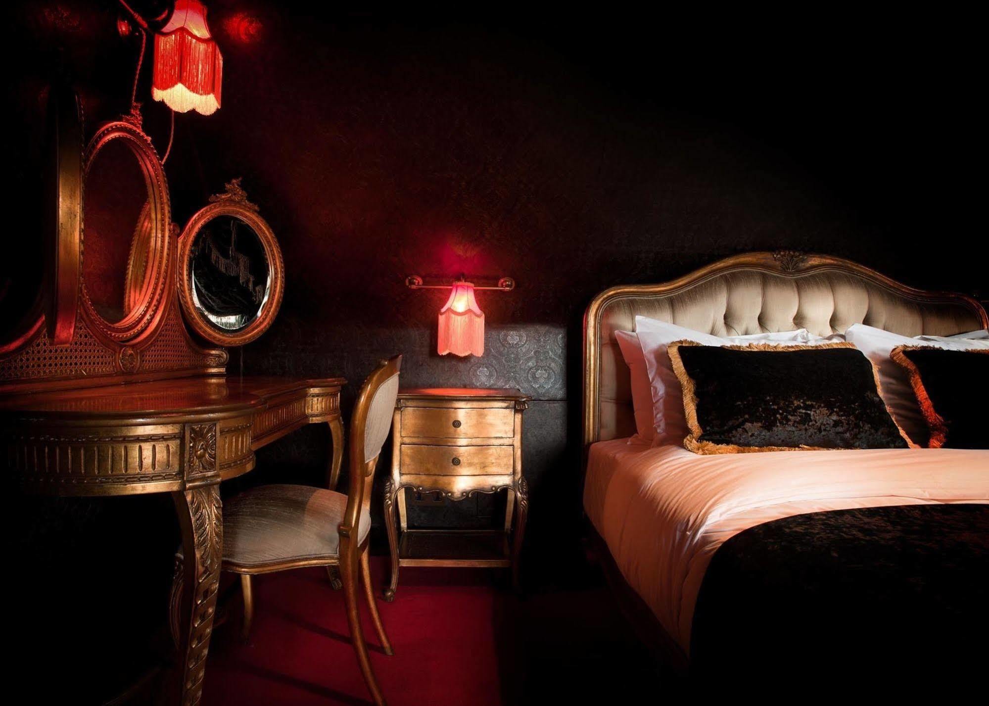 クレイジーベア ホテル ビーコンズフィールド エクステリア 写真 The interior of the suite