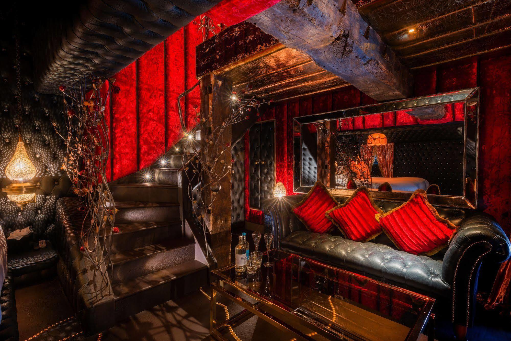 クレイジーベア ホテル ビーコンズフィールド エクステリア 写真 Interior of the nightclub